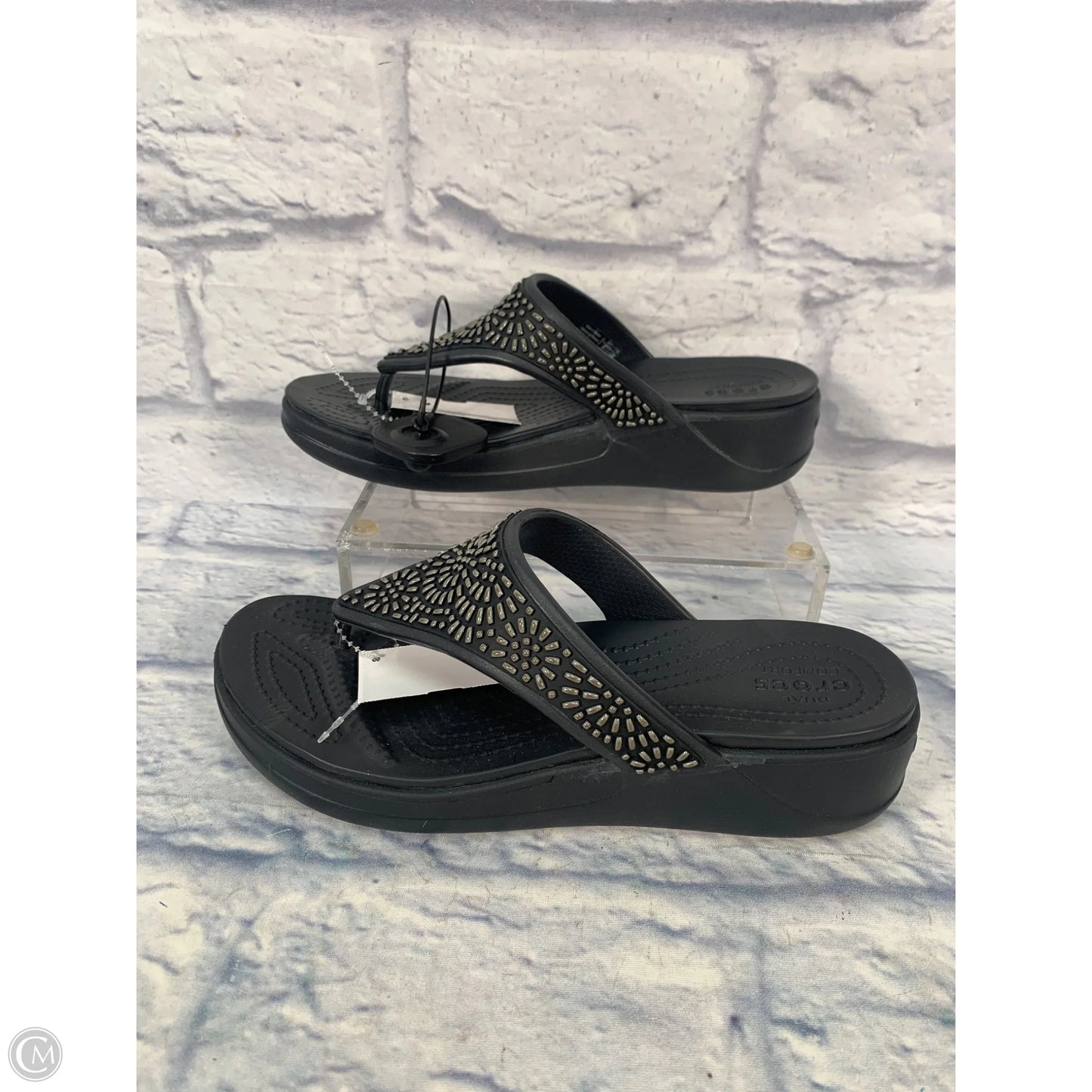 Sandals Heels Kitten By Crocs In Black, Size: 8