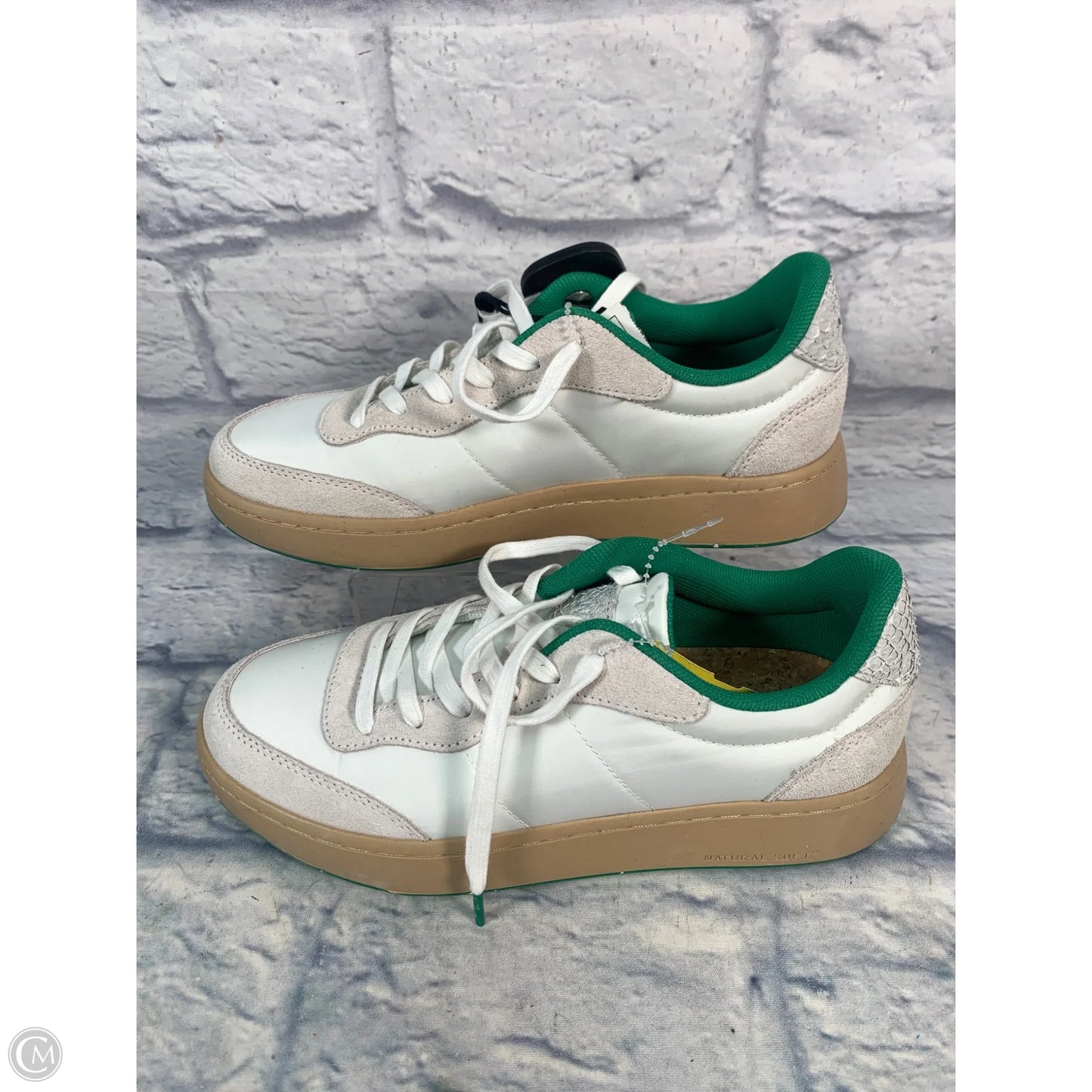 Shoes Sneakers By Clothes Mentor In Green & Tan, Size: 7.5