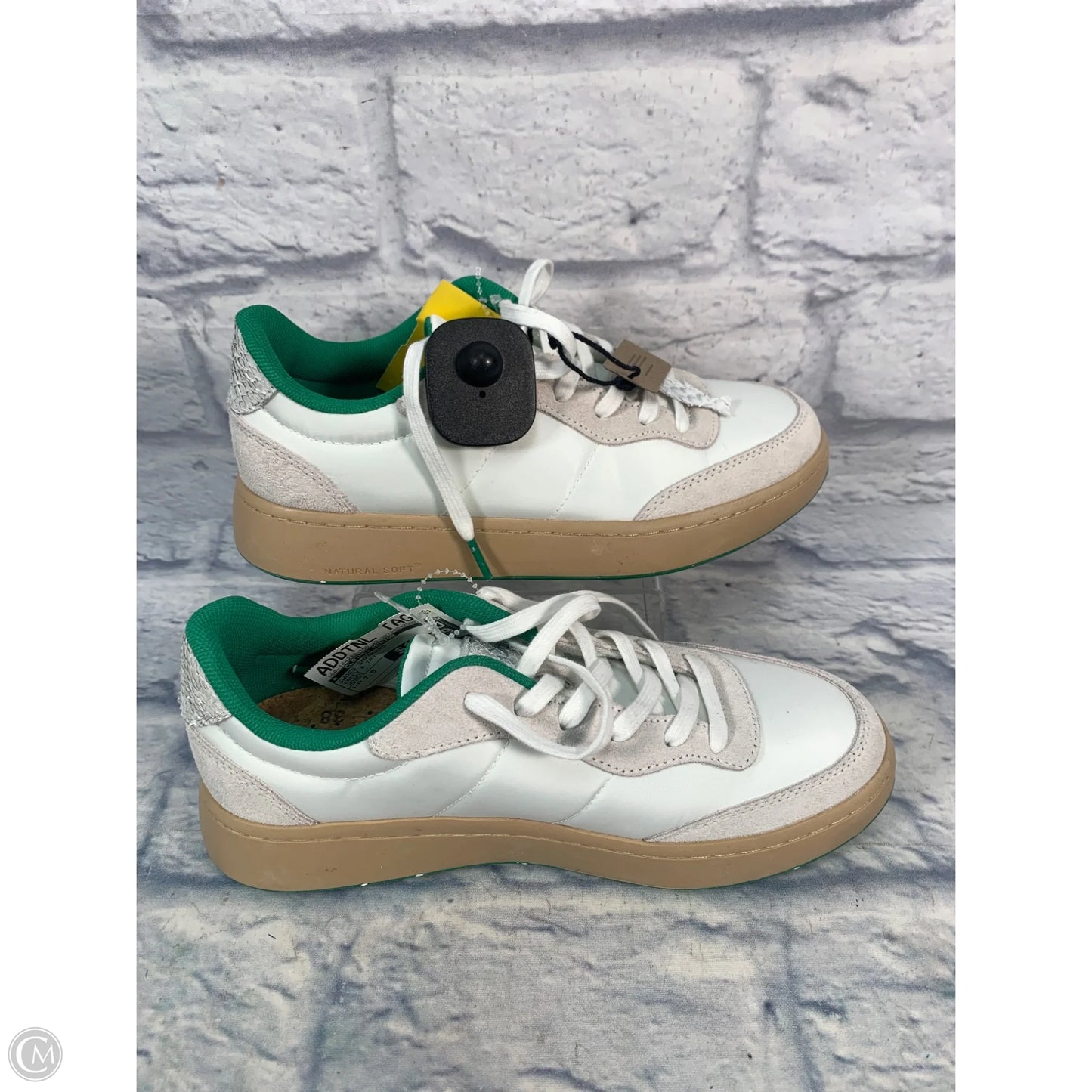 Shoes Sneakers By Clothes Mentor In Green & Tan, Size: 7.5