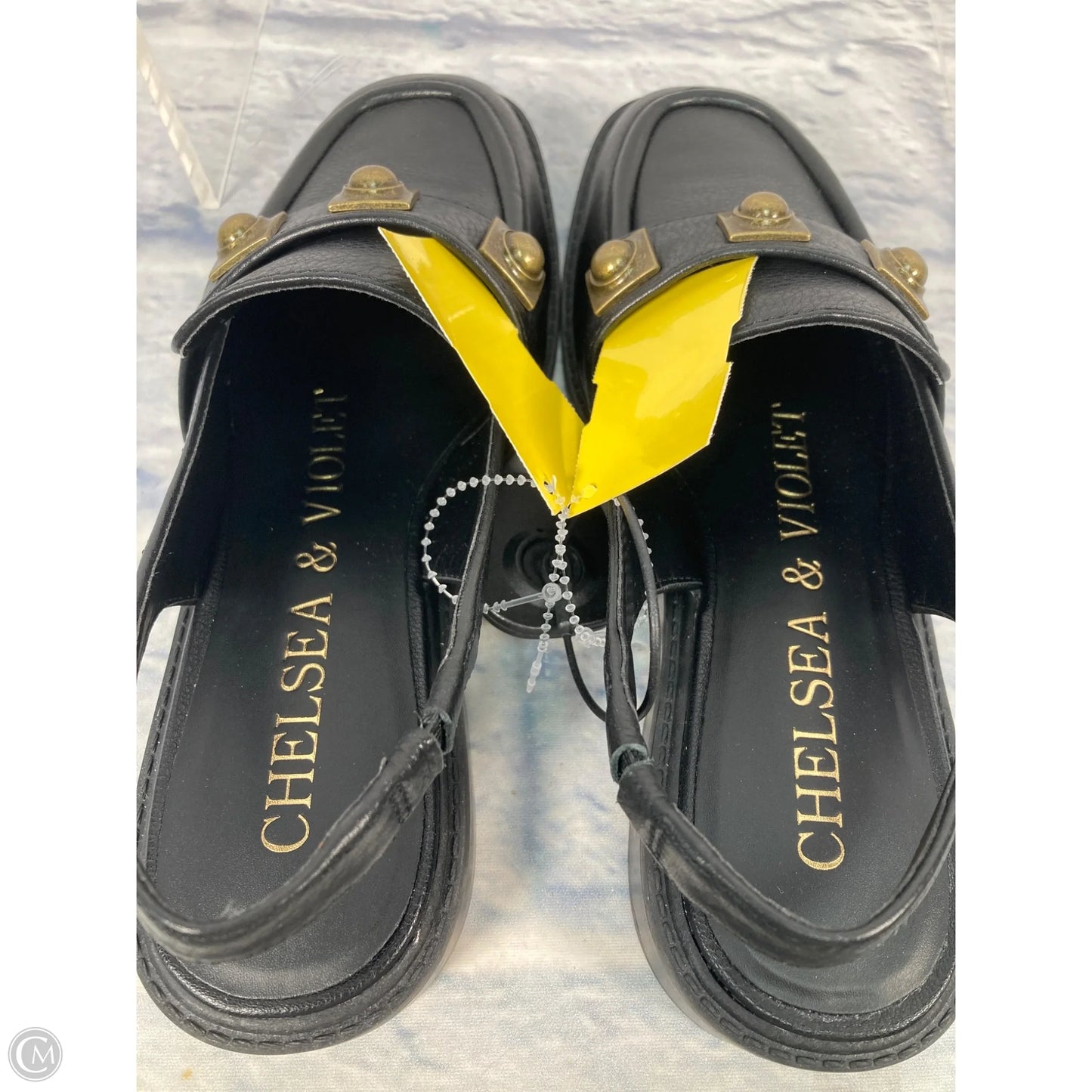 Shoes Flats By Chelsea And Violet In Black & Gold, Size: 7.5