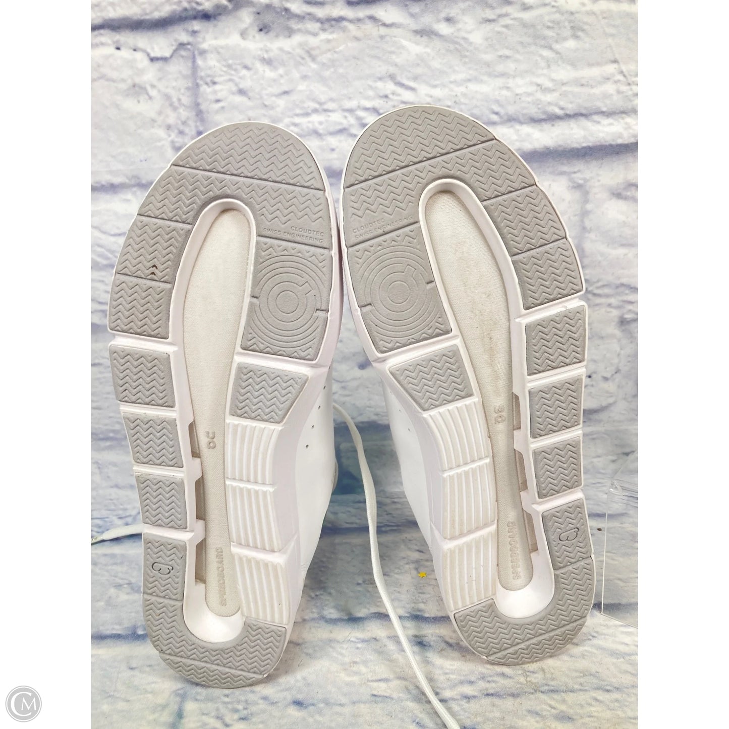 Shoes Sneakers By On Cloud In Green & White, Size: 9