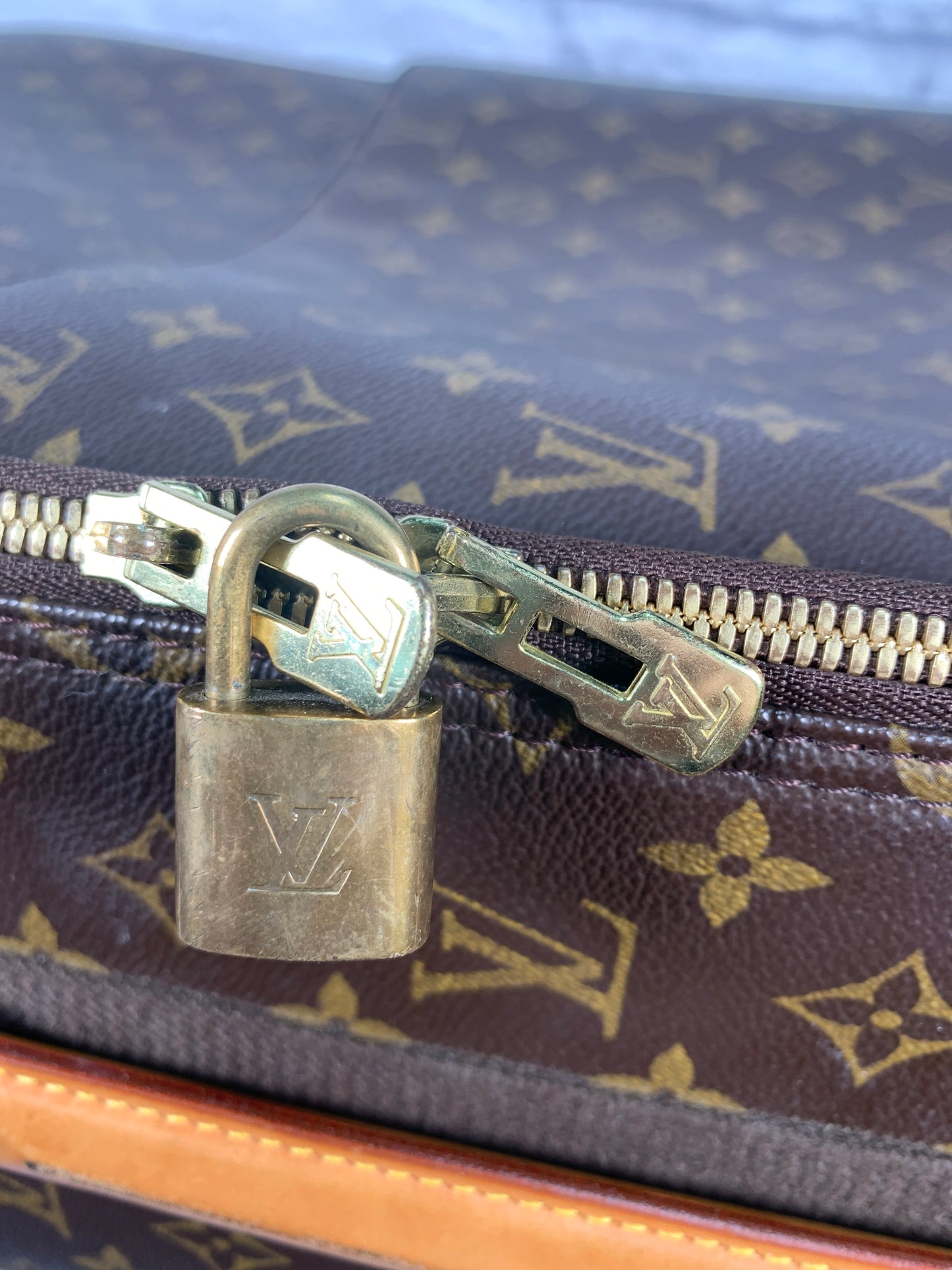 Luggage Luxury Designer By Louis Vuitton, Size: Medium