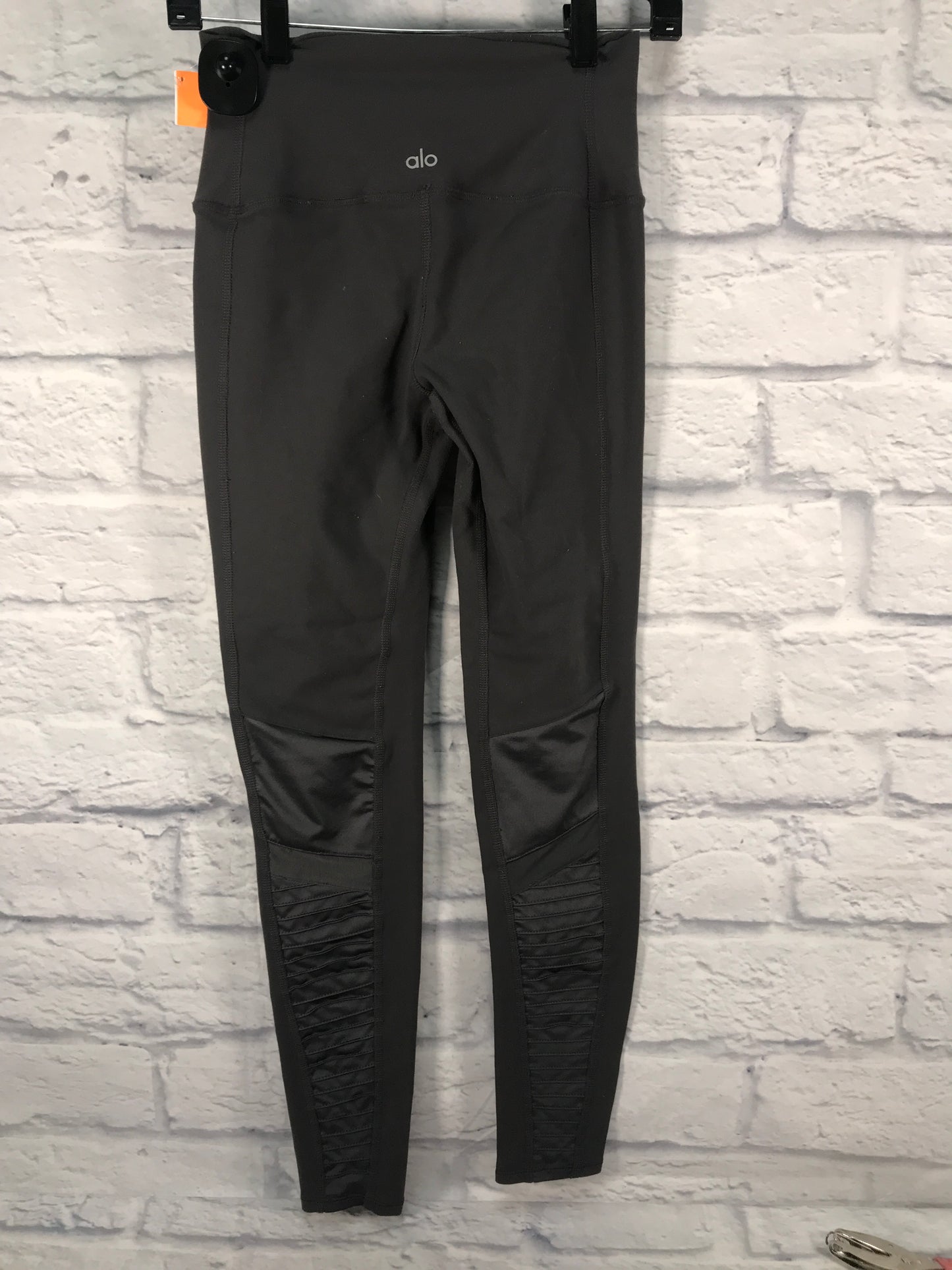 Athletic Leggings By Alo In Grey, Size: S