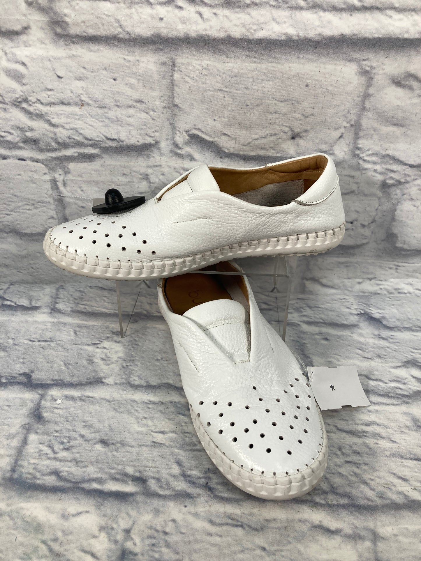 Shoes Flats By Bueno In White, Size: 10