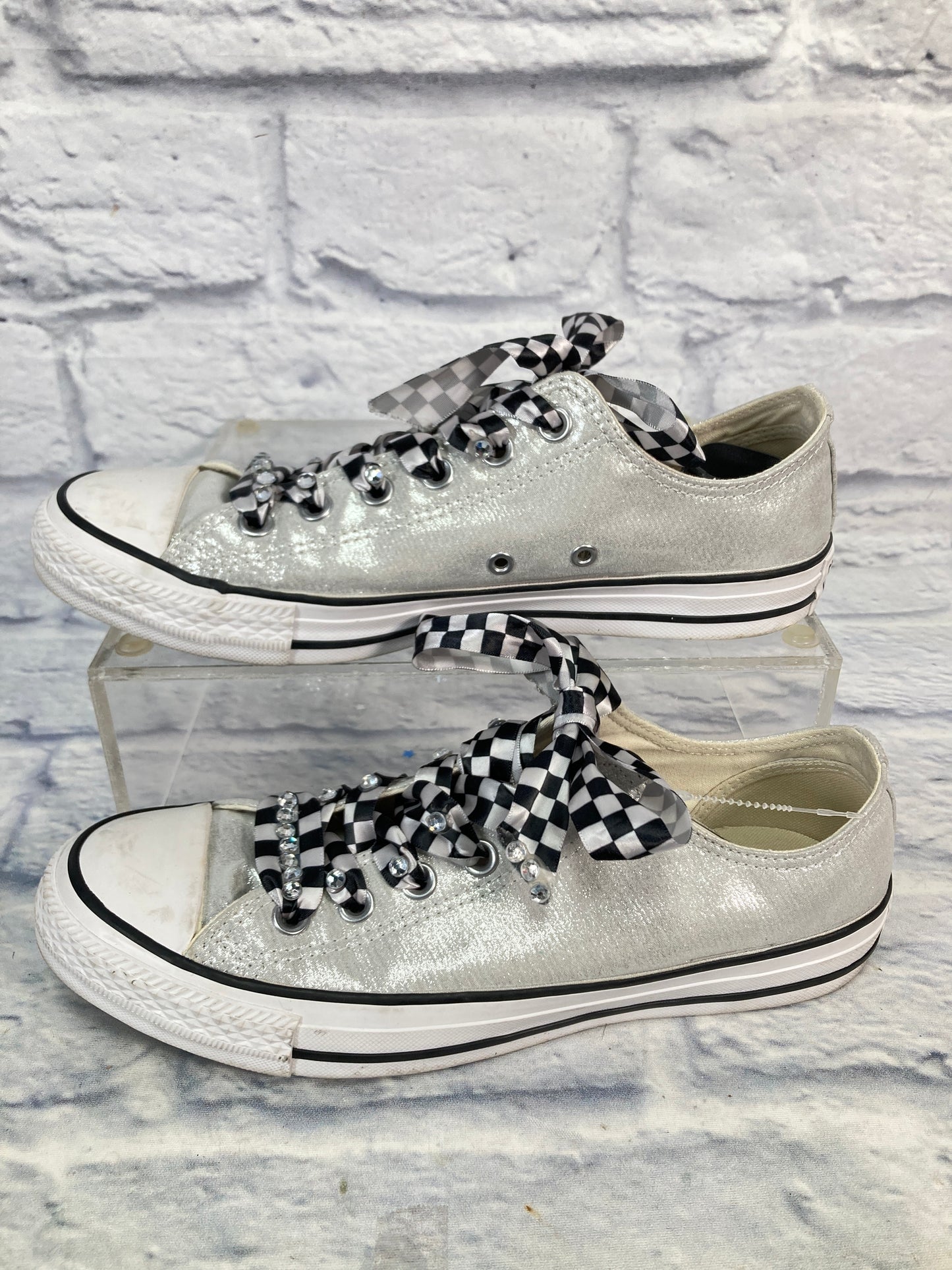 Shoes Sneakers By Converse In Silver & White, Size: 9