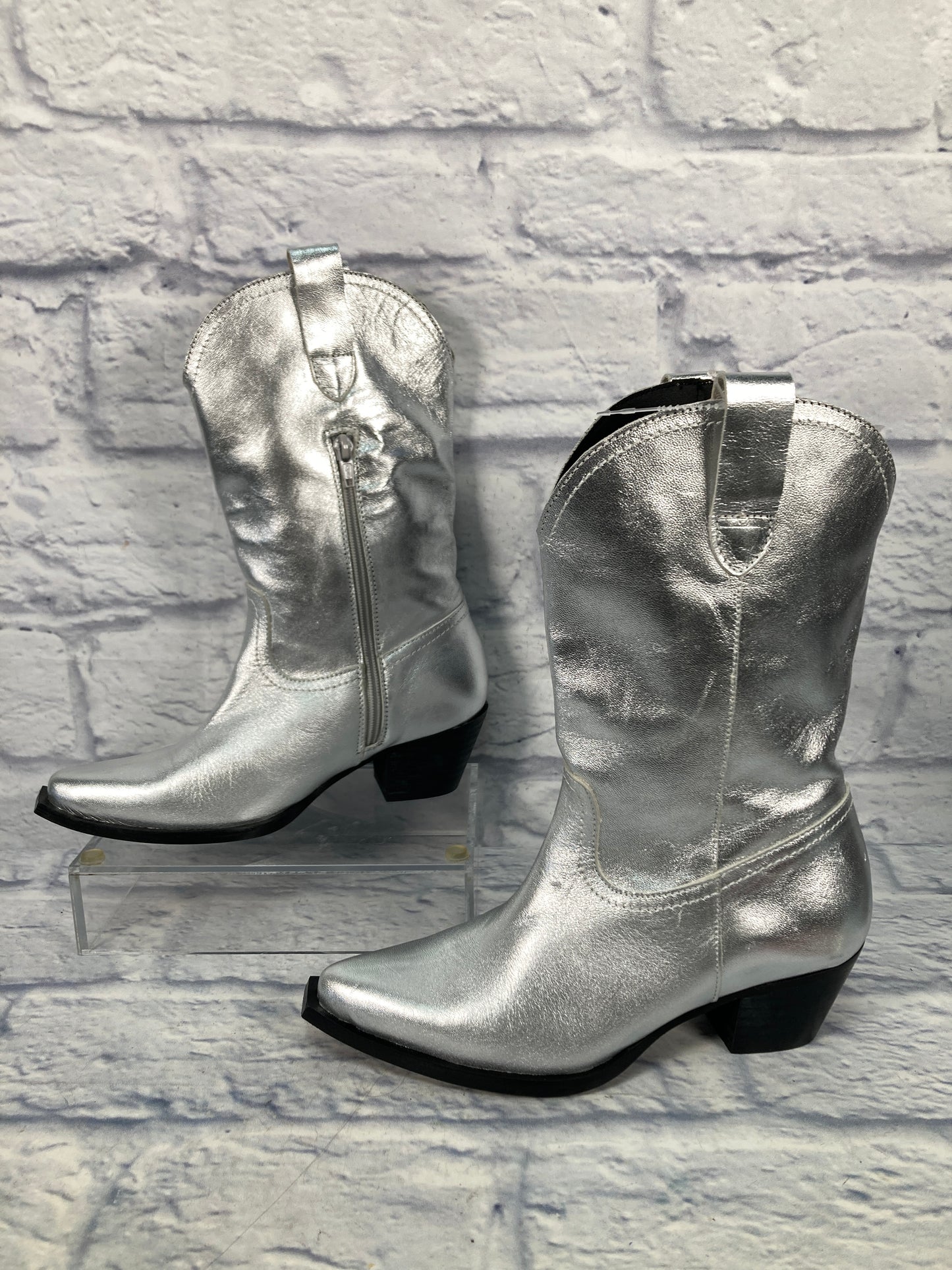 Boots Western By Clothes Mentor In Silver, Size: 6