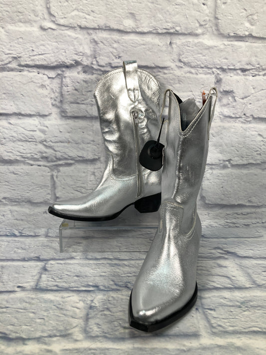 Boots Western By Clothes Mentor In Silver, Size: 6