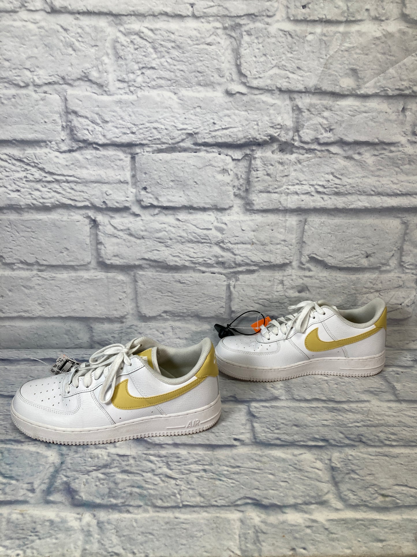 Shoes Sneakers By Nike In White & Yellow, Size: 10