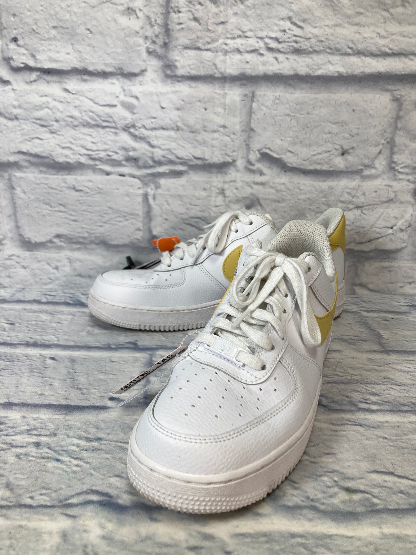 Shoes Sneakers By Nike In White & Yellow, Size: 10