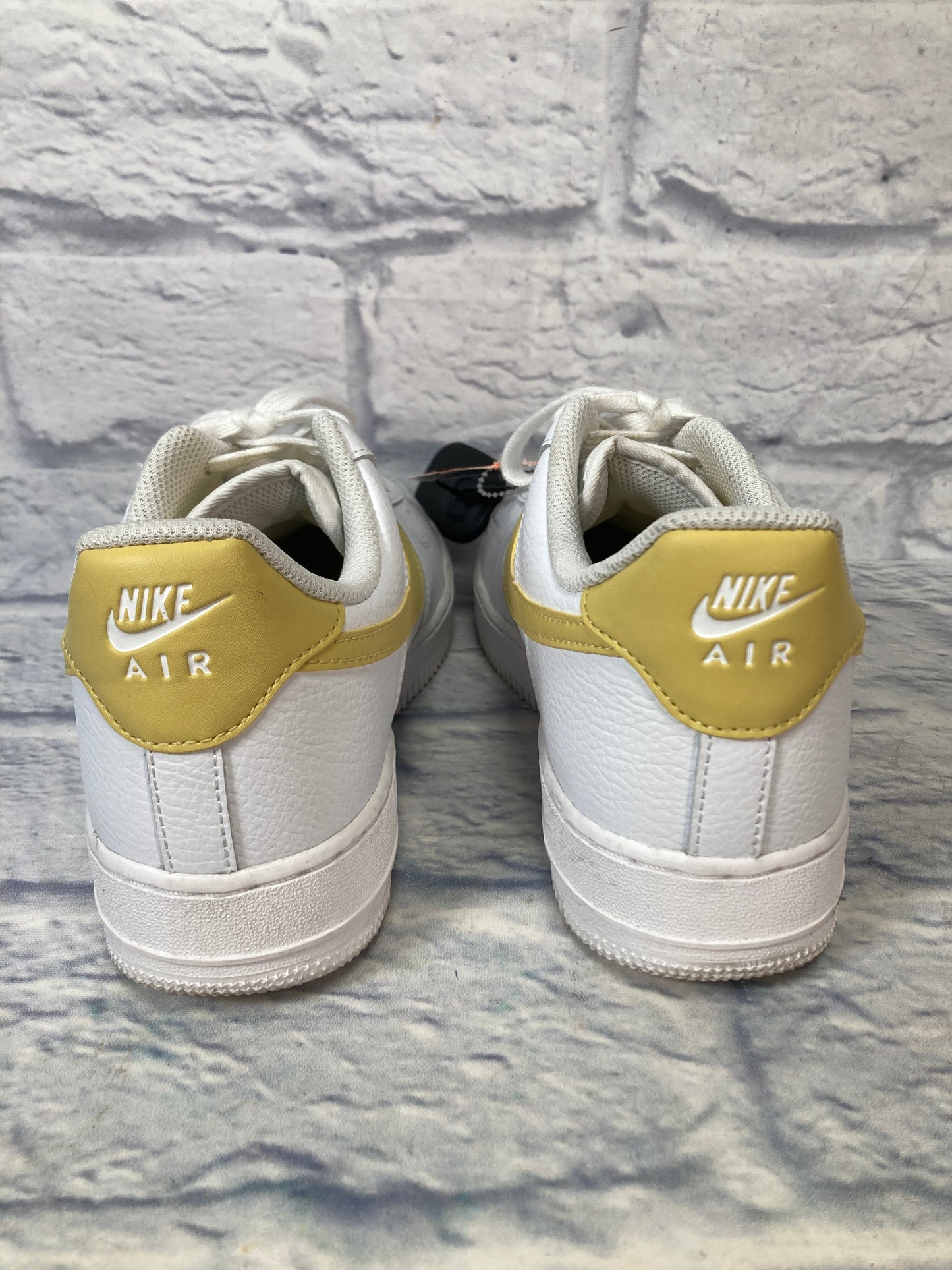 Shoes Sneakers By Nike In White & Yellow, Size: 10