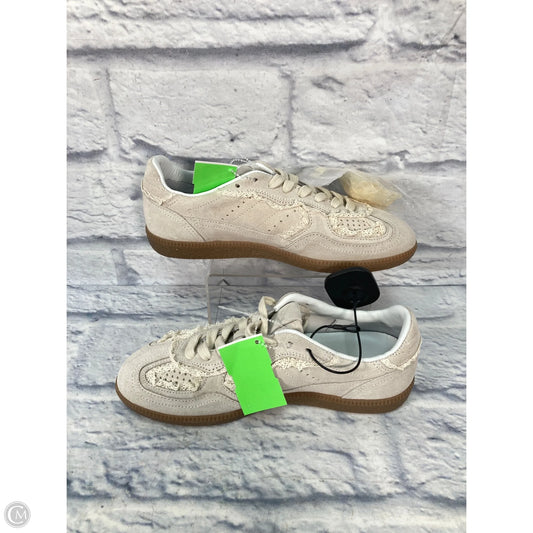 Shoes Sneakers By Clothes Mentor In Tan, Size: 6.5