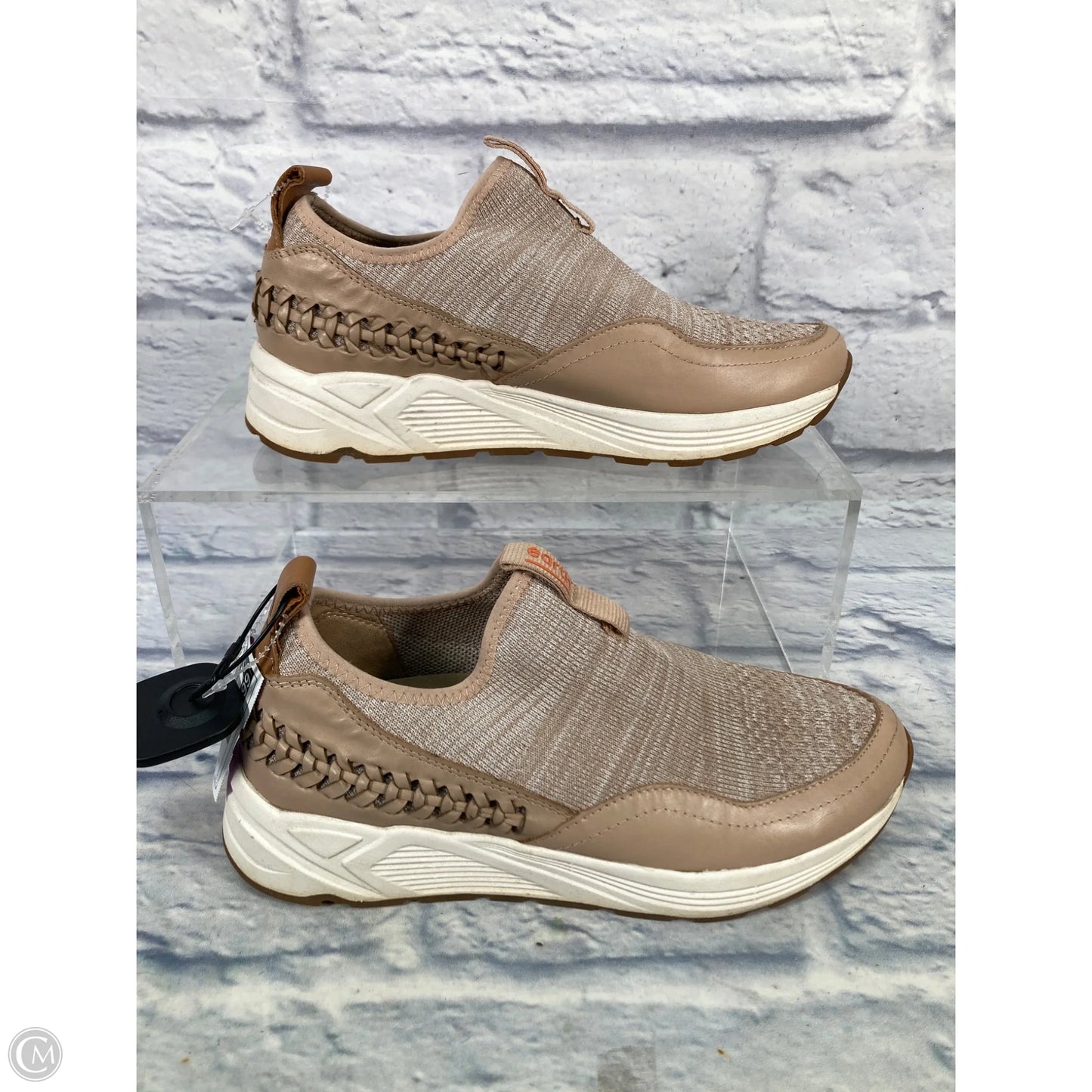 Shoes Sneakers By Earth In Tan, Size: 9