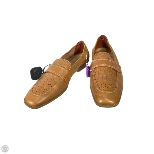 Shoes Flats By Clarks In Tan, Size: 10.5