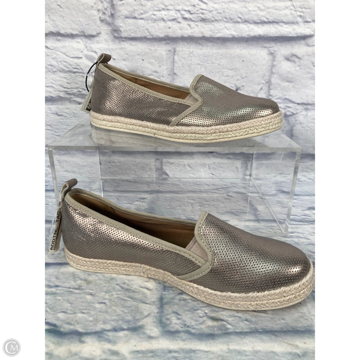 Shoes Flats By Clarks In Gold, Size: 10