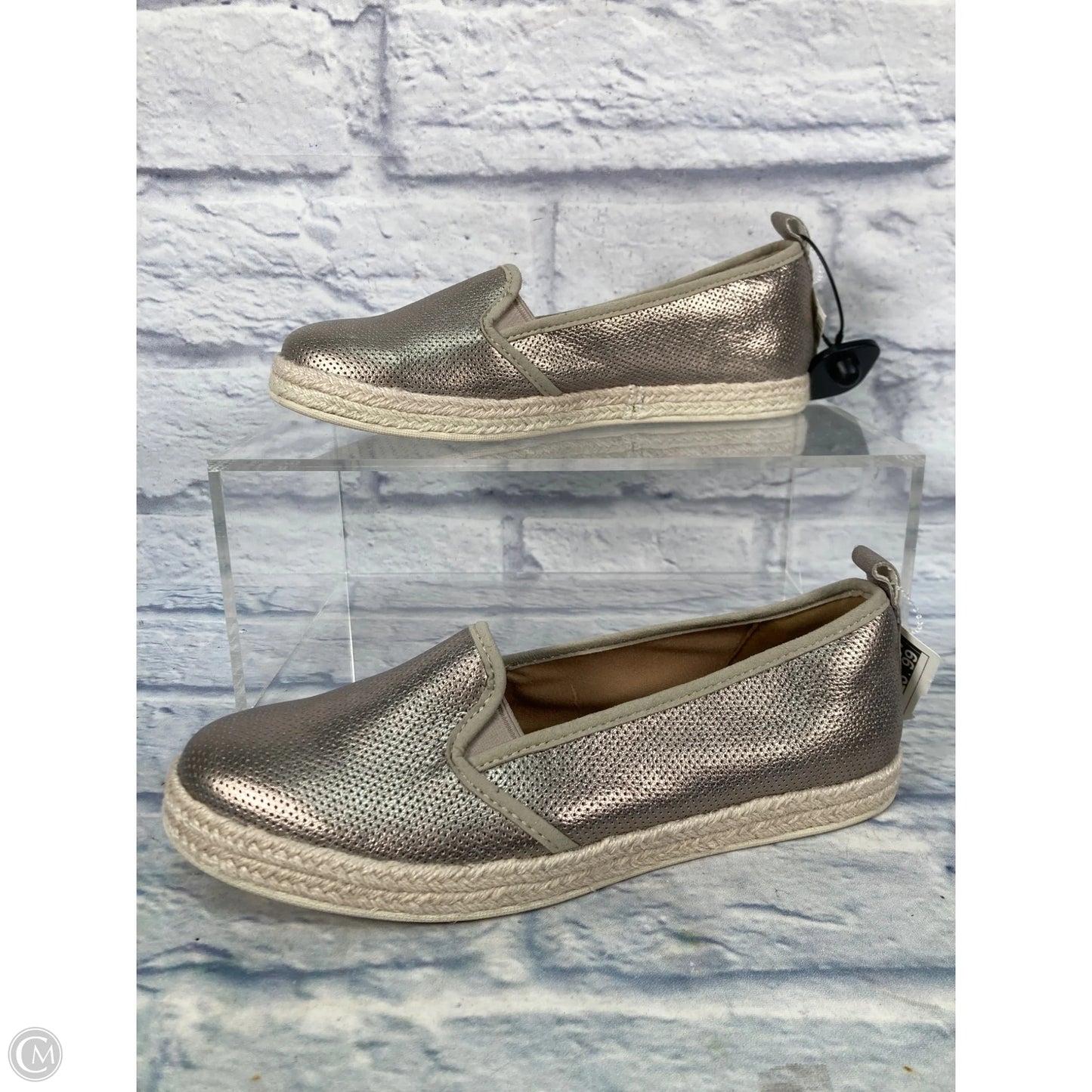 Shoes Flats By Clarks In Gold, Size: 10