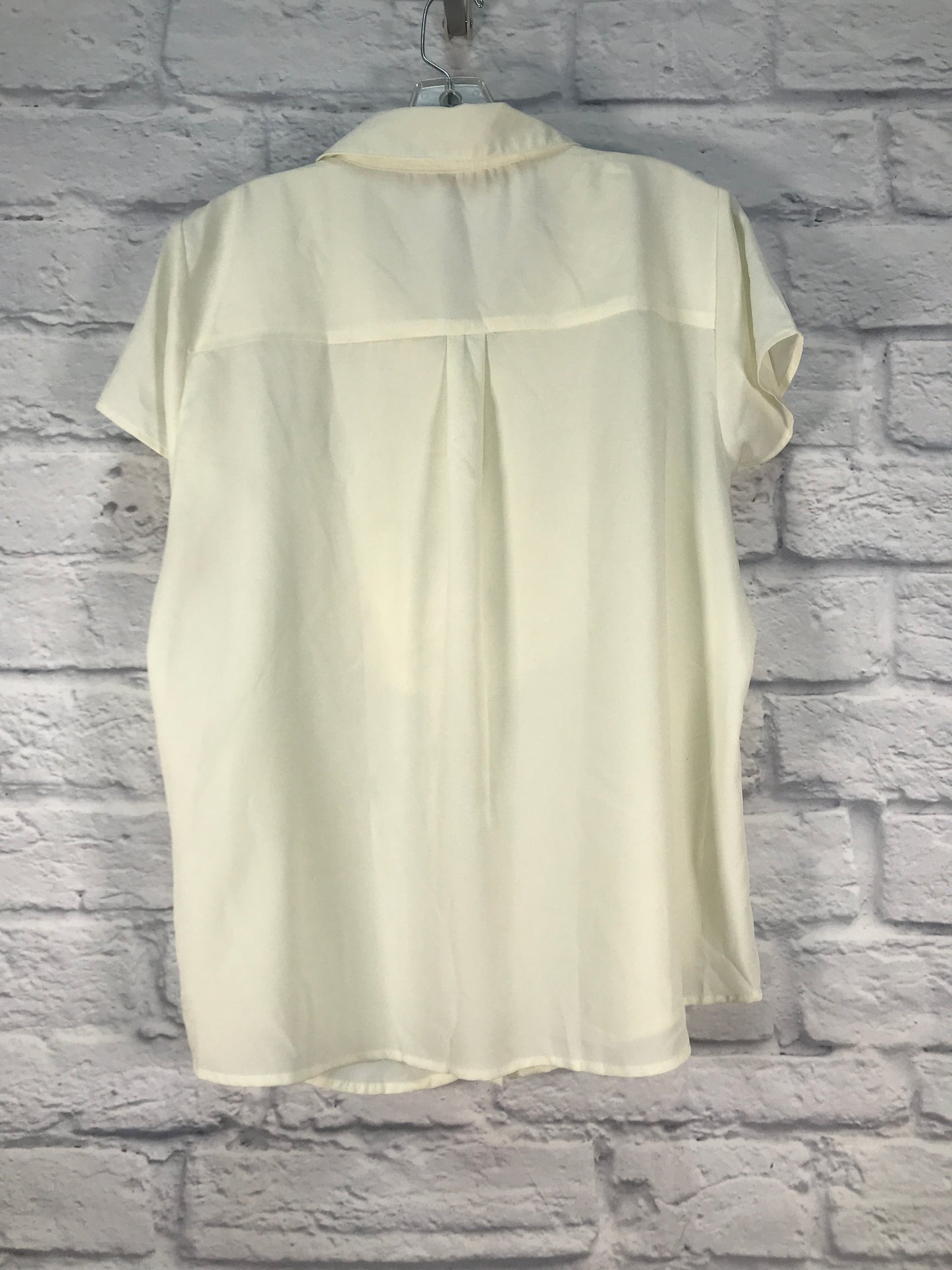 Blouse Short Sleeve By Clothes Mentor In Cream, Size: 3x