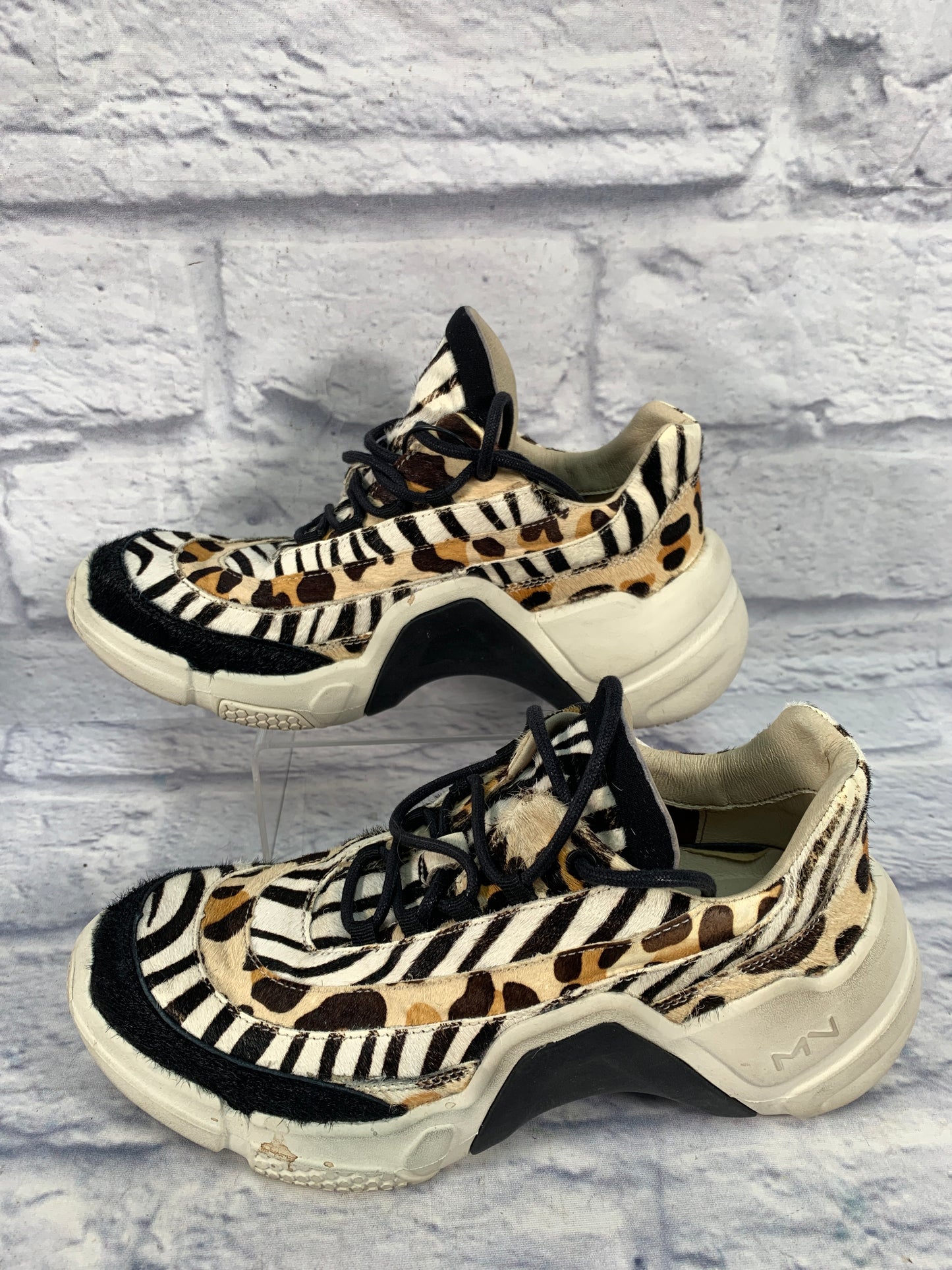 Shoes Sneakers By Clothes Mentor In Animal Print, Size: 8