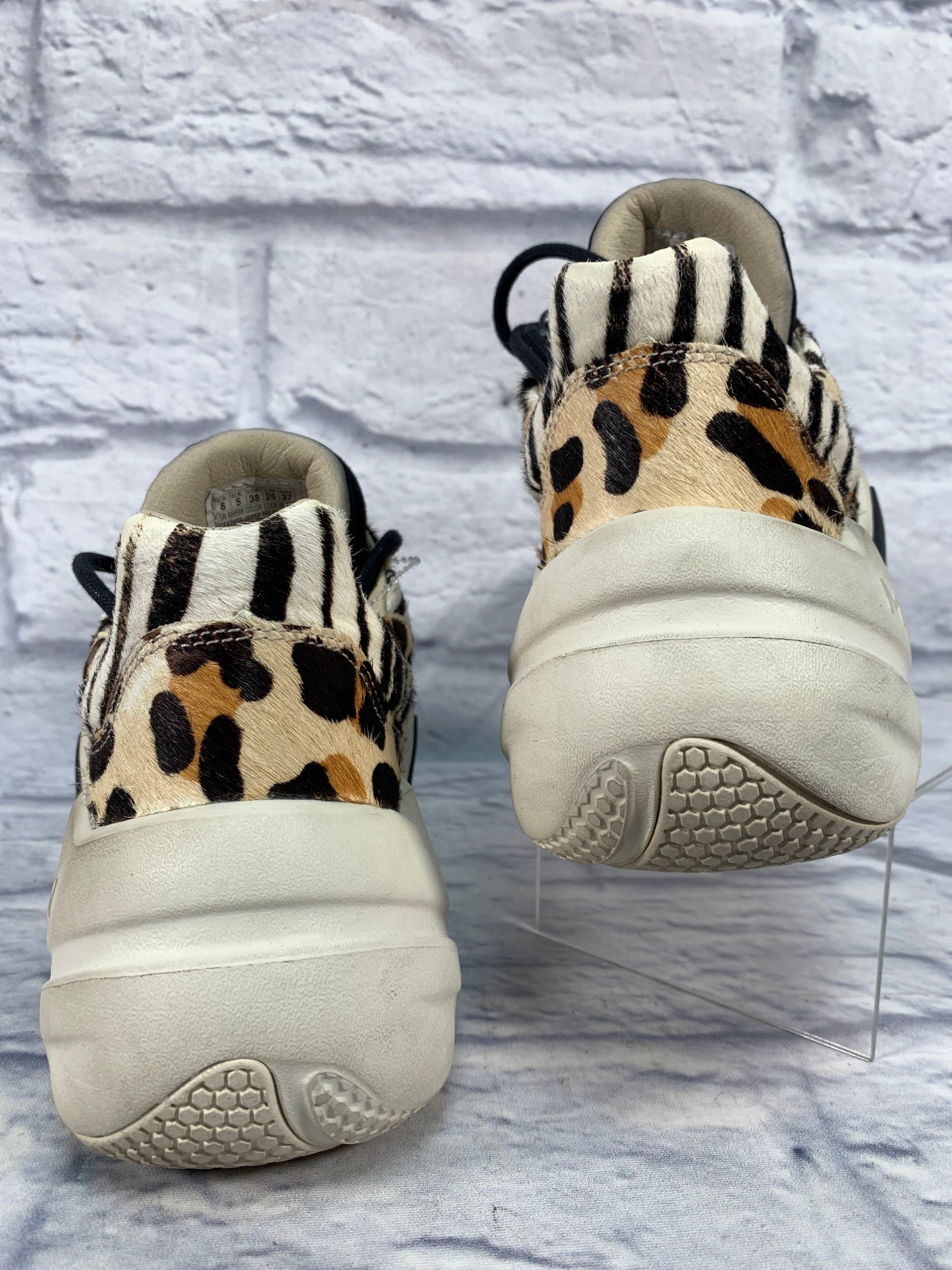 Shoes Sneakers By Clothes Mentor In Animal Print, Size: 8