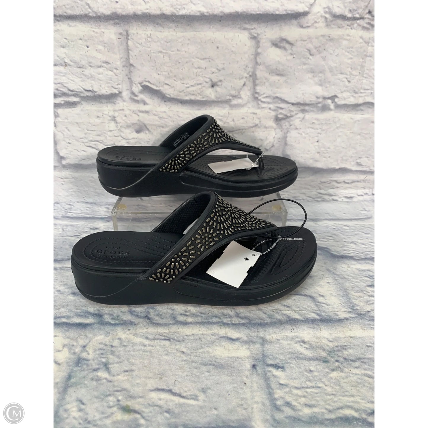 Sandals Heels Kitten By Crocs In Black, Size: 8
