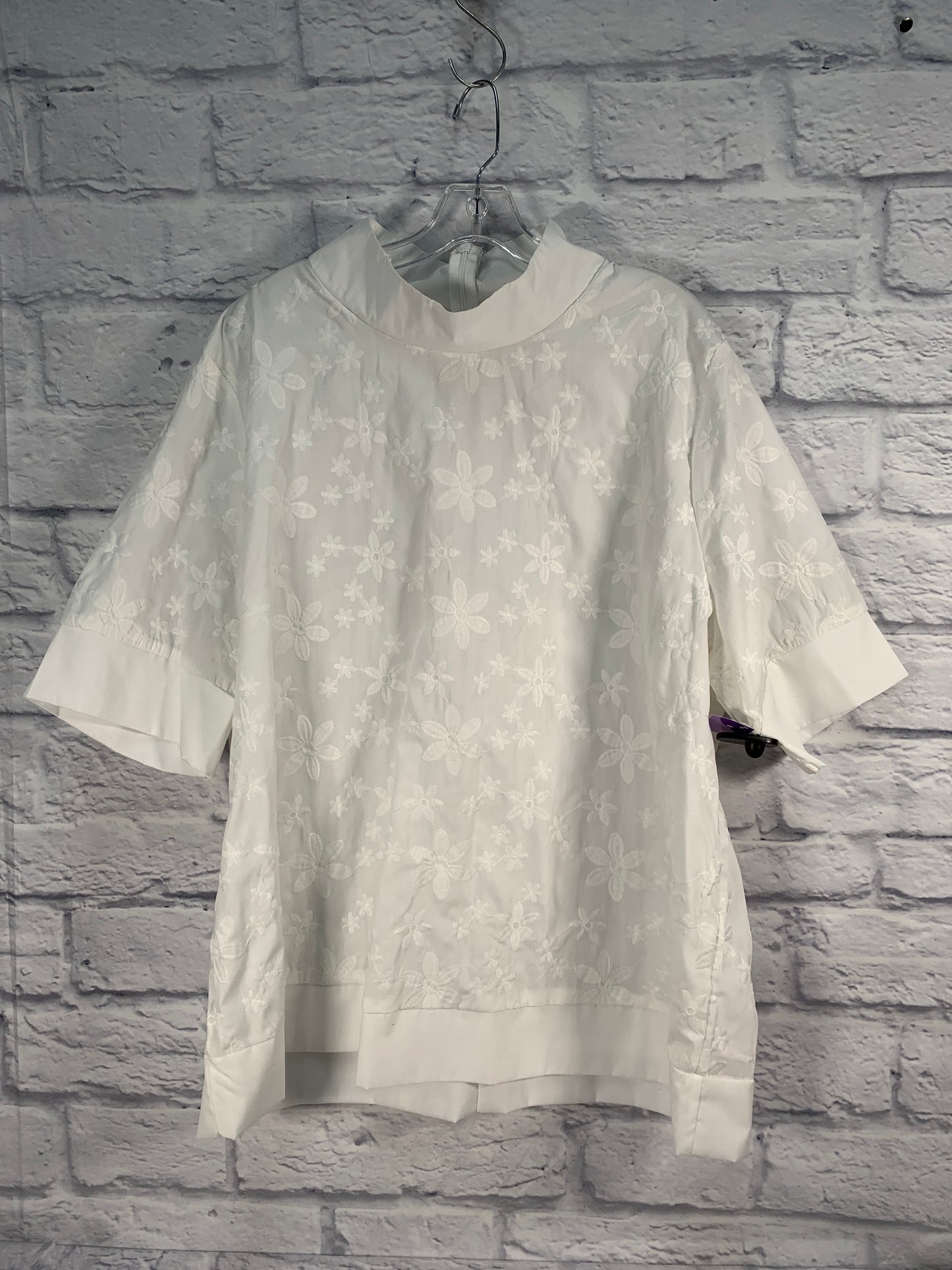 White Top Short Sleeve Clothes Mentor, Size 3x