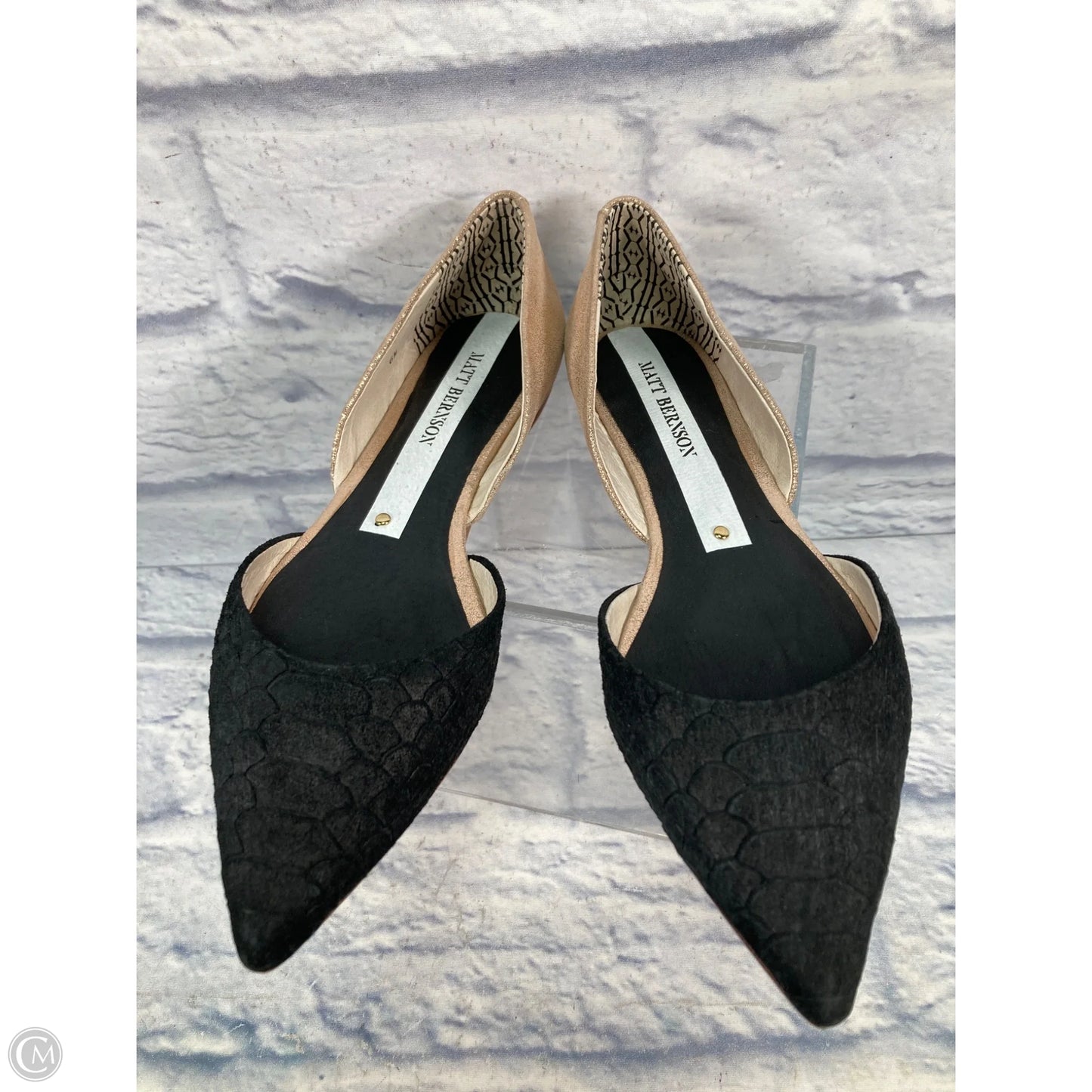 Shoes Flats By Clothes Mentor In Black & Gold, Size: 6