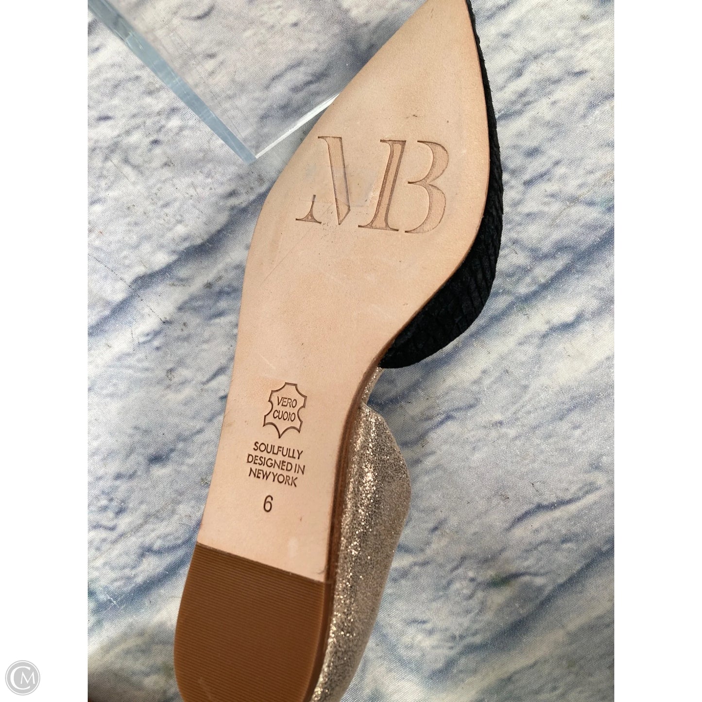 Shoes Flats By Clothes Mentor In Black & Gold, Size: 6