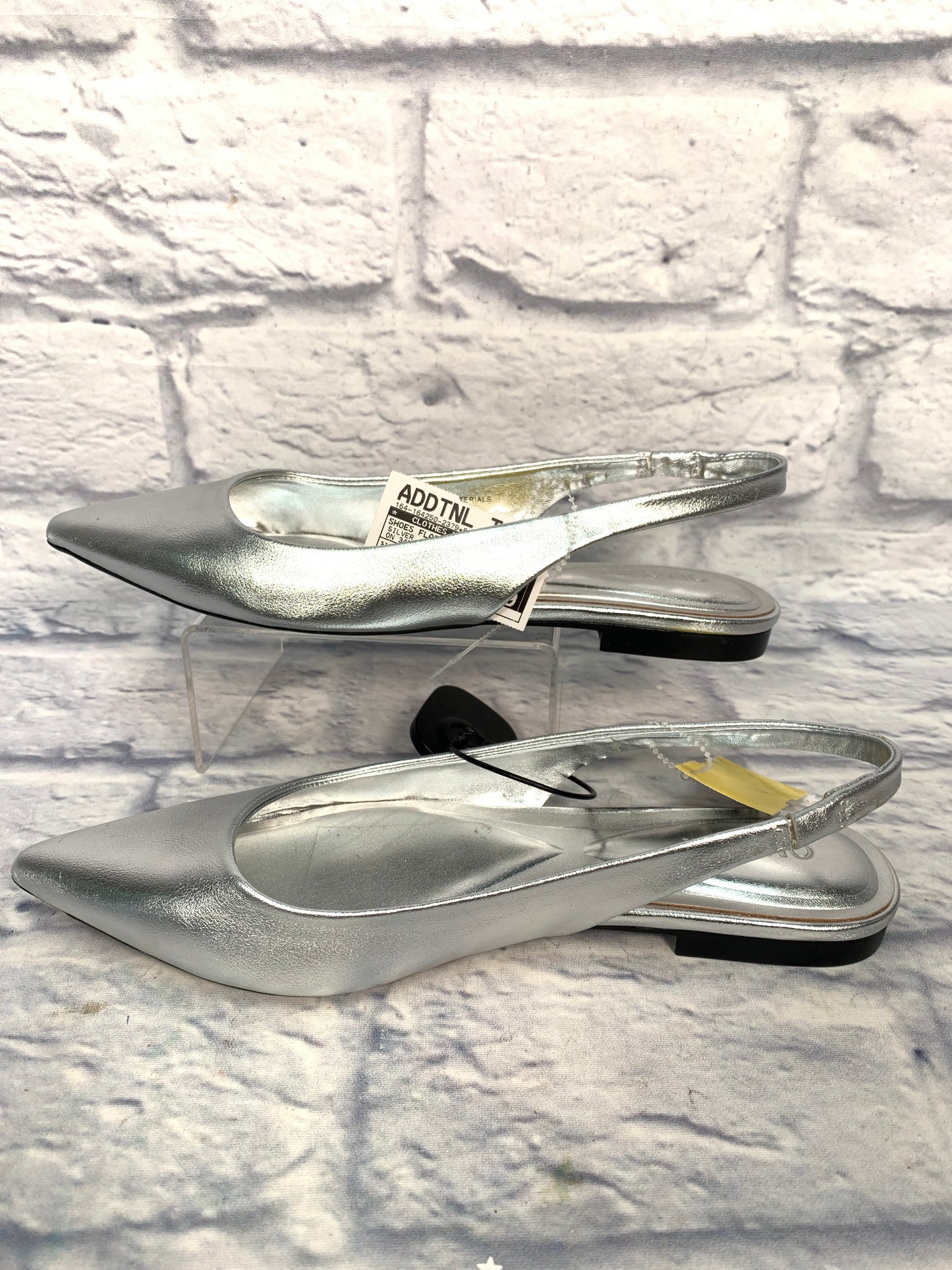 Shoes Flats By Clothes Mentor In Silver, Size: 7