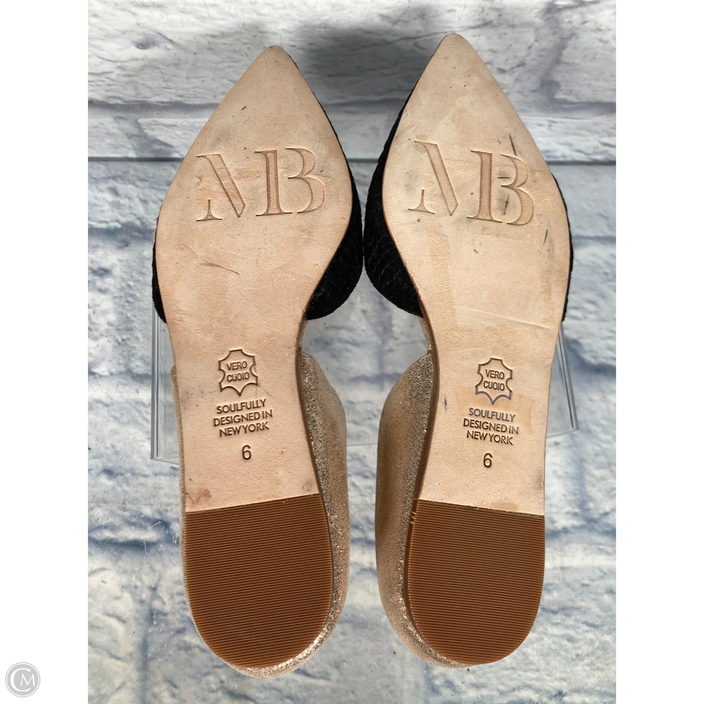 Shoes Flats By Clothes Mentor In Black & Gold, Size: 6
