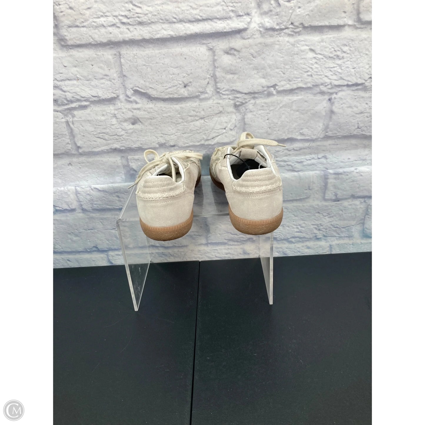 Shoes Sneakers By Clothes Mentor In Cream, Size: 10.5
