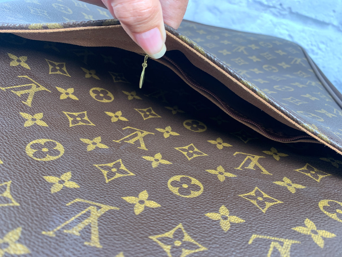 Luggage Luxury Designer By Louis Vuitton, Size: Medium