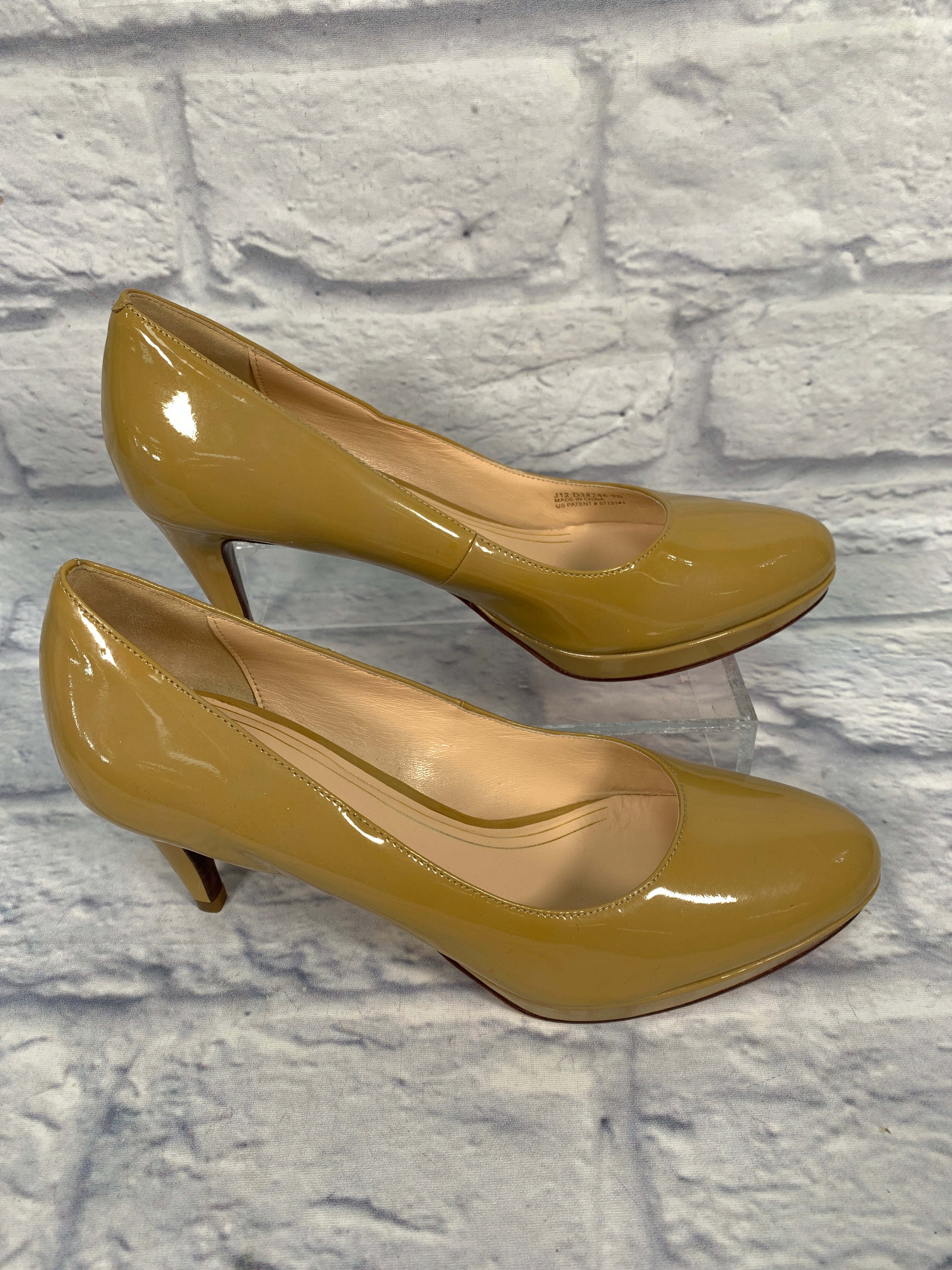 Tahari peyton best sale pump gold